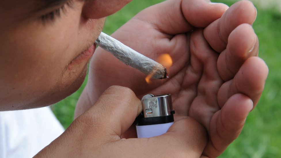 Más estadounidenses que nunca creen que el humo de marihuana es
