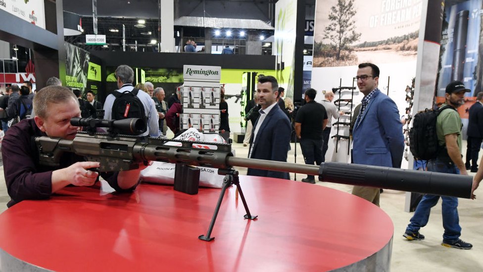 Un entusiasta de las armas prueba un rifle de Remington durante una feria en Las Vegas.