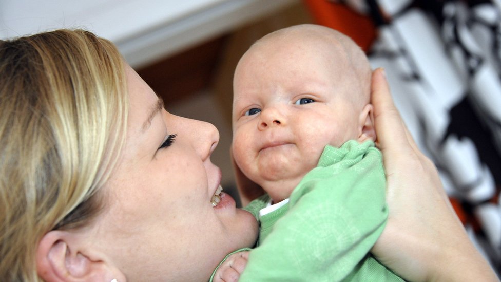 Una combinación de factores están detrás de las muertes infantiles en Finlandia. Finnish mother and baby