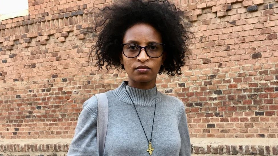 Oqituvchi oquvchini hojatxonada sikadi (rus pornosi)