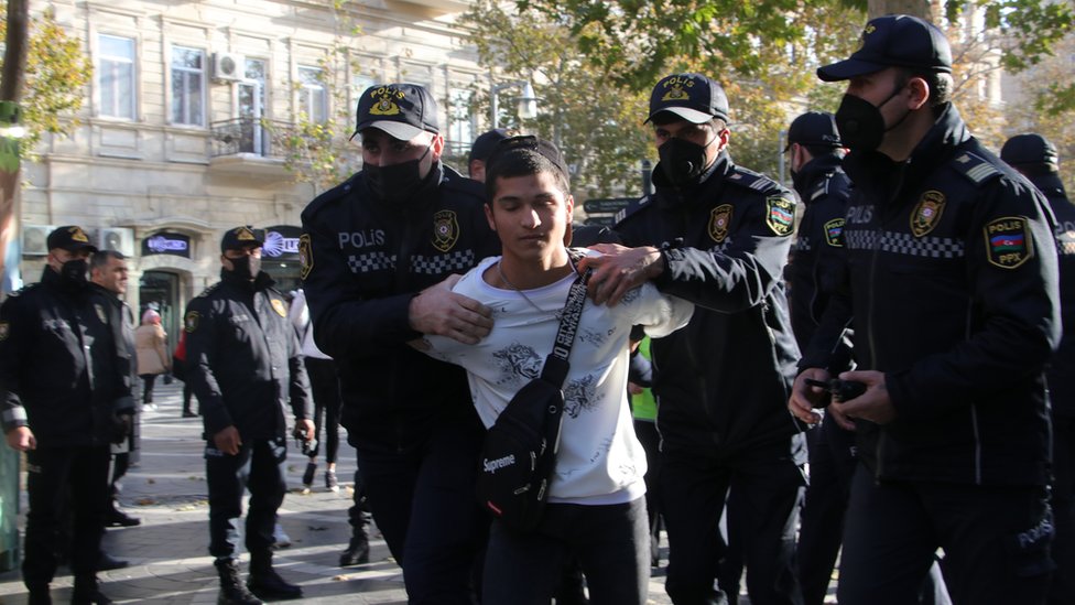 Yalangoch Natali ozining mushukini korsatadi