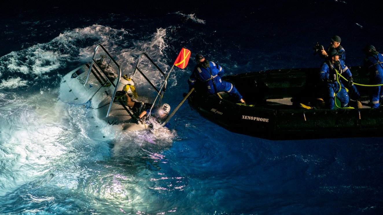 James Cameron oferece submersível com que mergulhou na fossa das