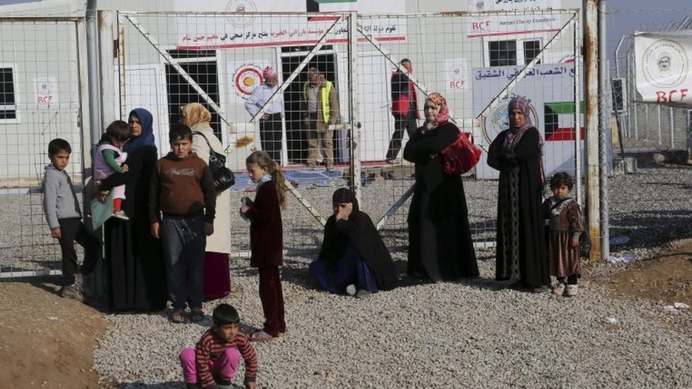 نساء وأطفال في معسكر لاجئين خارج الموصل