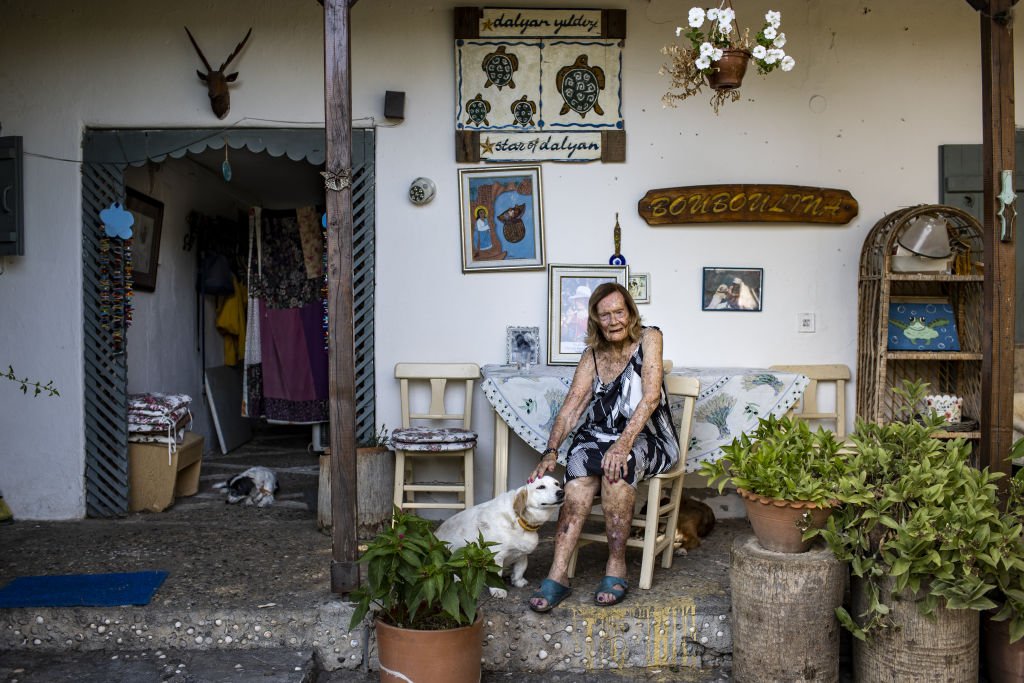 Iz serialidagi yalangoch aktrisalarning suratlari