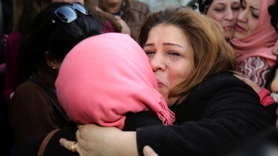 الصحفية العراقية أفراح القيسي بين أحضان مستقبليها إثر إطلاق سراحها الاربعاء 4 يناير/كانون الثاني 2017