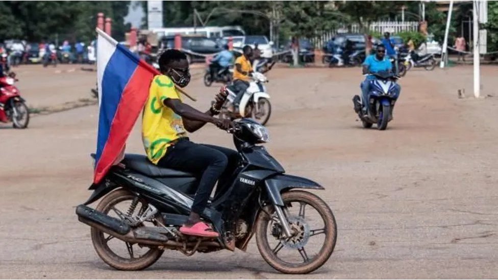 Katta xorozlardan orgazmlar toplami Qizim jinsiy aloqada.