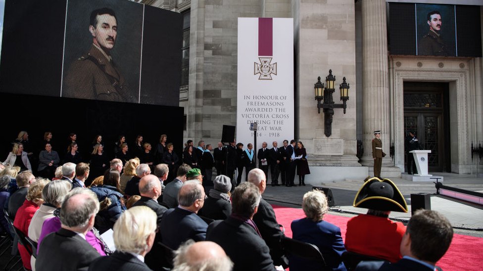 Ceremonia de inauguración de un monumento en Londres en honor a los masones condecorados con la Cruz Victoria durante la Primera Guerra Mundial.