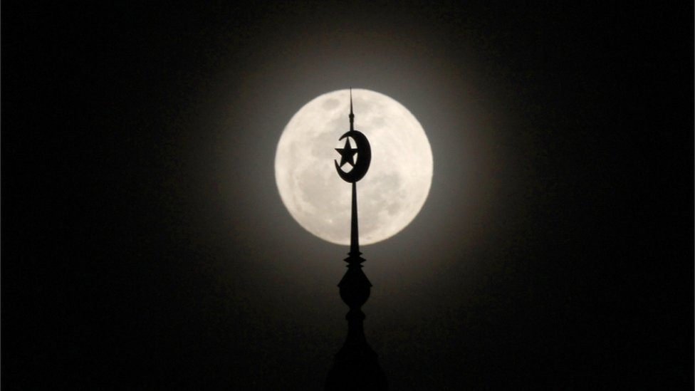 Usai Supermoon Publik Indonesia Bisa Saksikan Bulan Cembung Besar