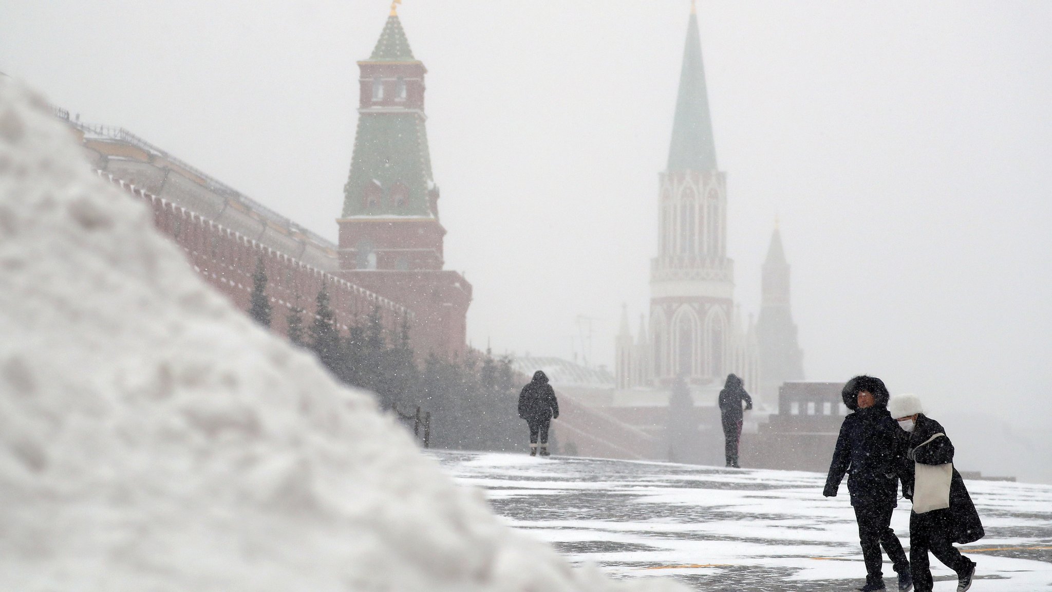 В Москве – рекордный снегопад. Десятки авиарейсов отменены или задержаны -  BBC News Русская служба