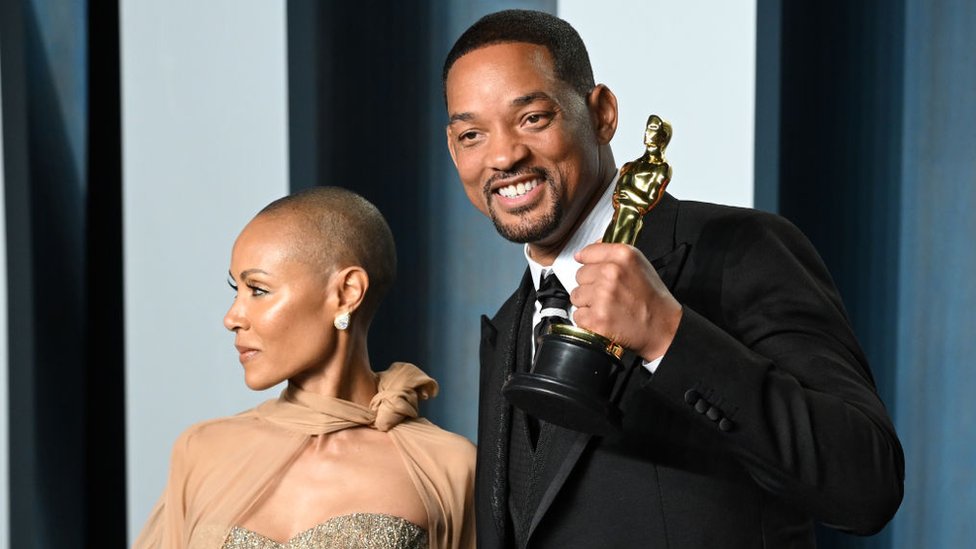 Seksual oyoqli yubka kiygan qiz onlayn Cumshot porno gif