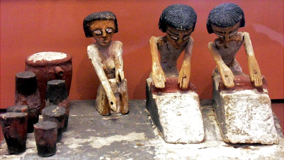 Figurines encontrados en tumbas egipcias en los que se ve como hacían pan.