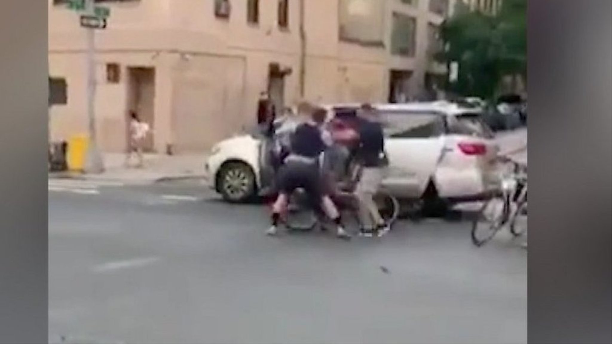 まるで誘拐」 NY市警、デモ参加者を車に押し込み走り去る - BBCニュース