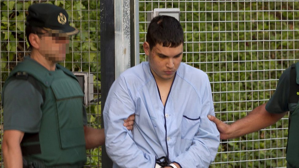 Houli, custodiado por dos guardias civiles, de camino al juzgado para declarar