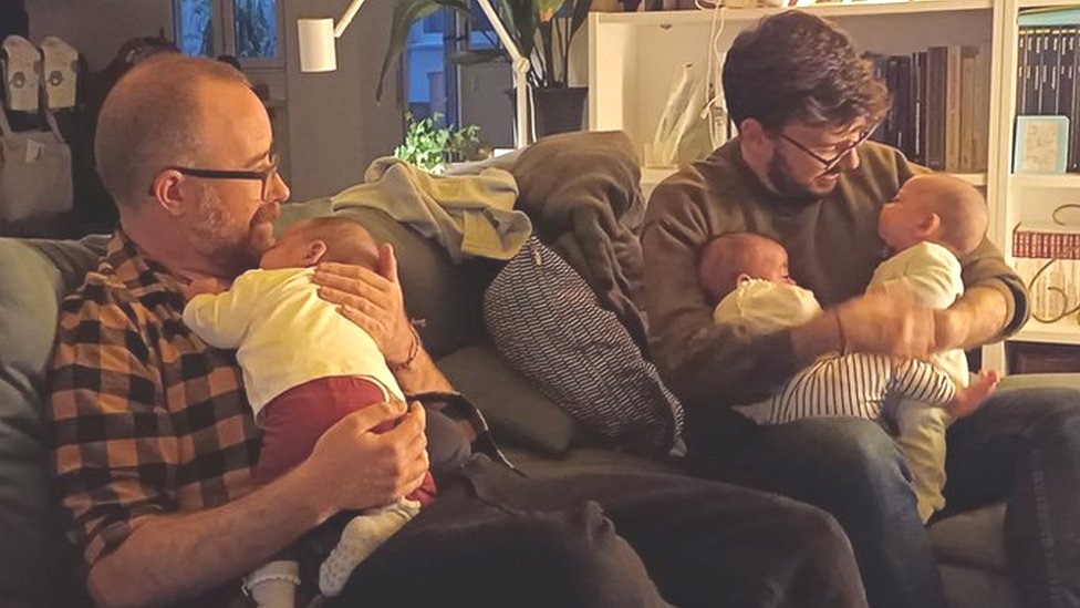 Nunca imaginamos ser padres de trillizas”: la singular historia de una  pareja gay española que adoptó a tres hermanas recién nacidas - BBC News  Mundo