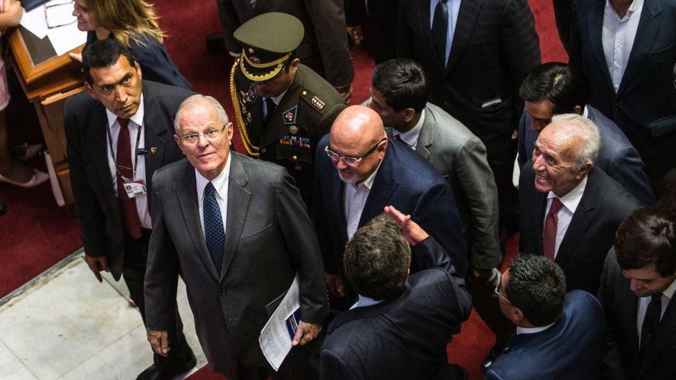 Kuczynski (segundo por la izquierda) en el Congreso.