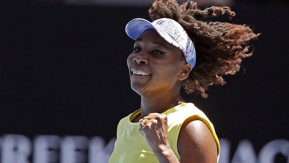 Australian Open 2017: Venus Williams reaches third round