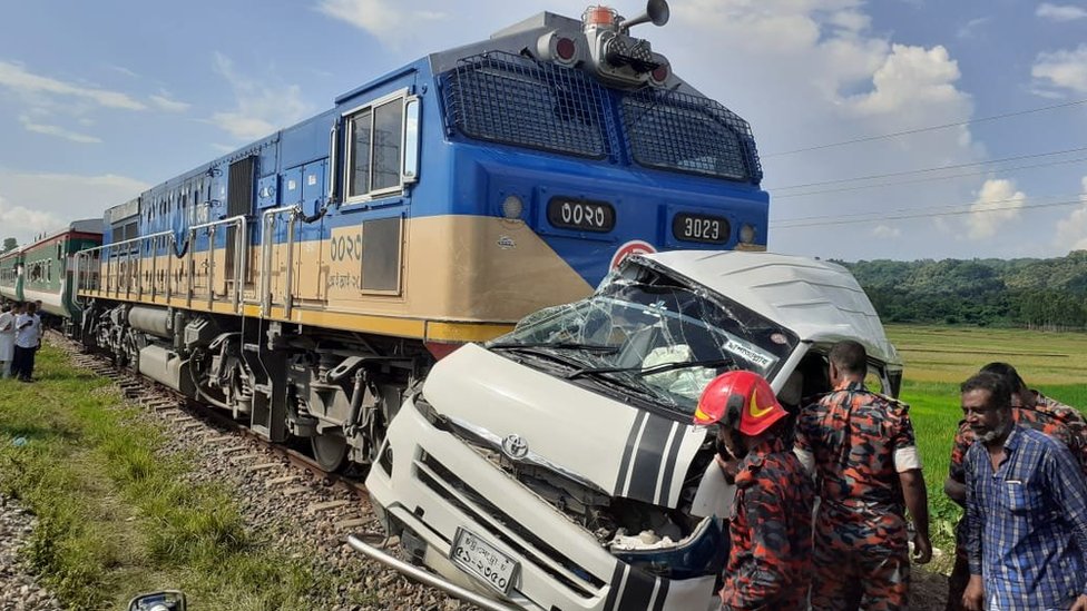 U yubka kiyib kochada ozini siyladi. Videoni tomosha qiling.
