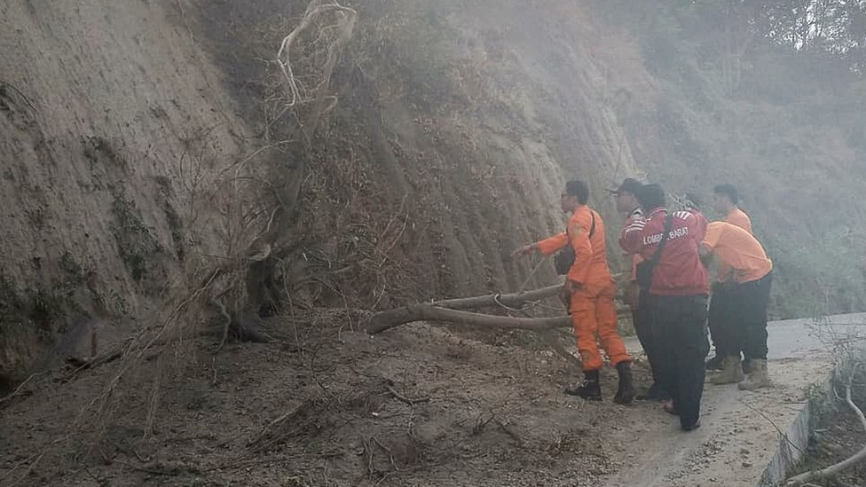 Lombok earthquake: Hikers trapped on mountain after landslides