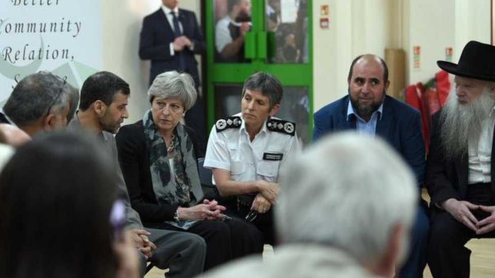 تيريزا ماي اجتمعت مع قادة الديانات في مسجد فينسبري بارك شمالي لندن