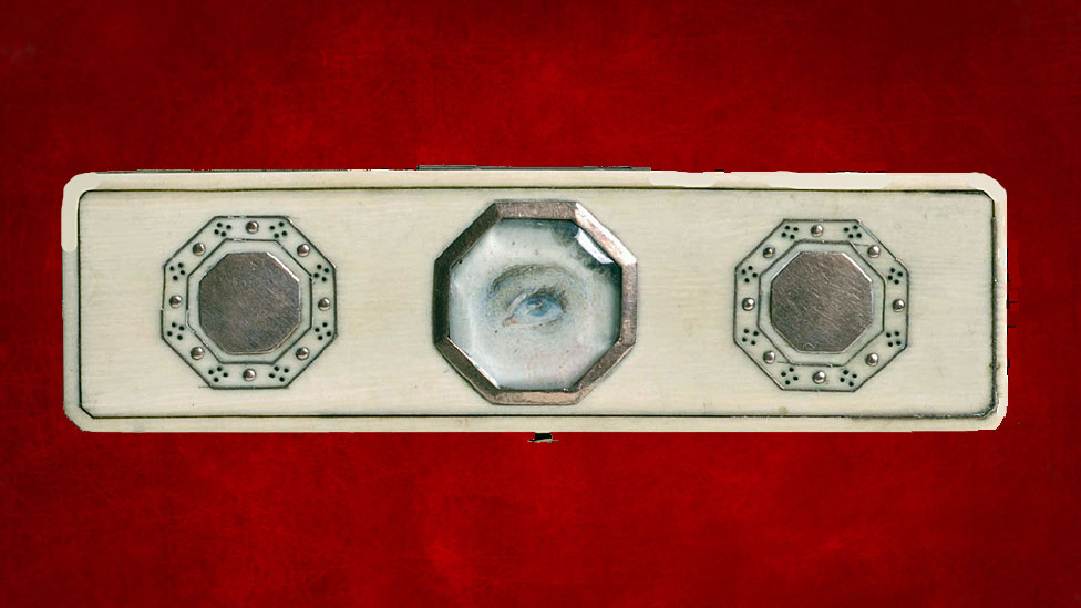 La miniatura del ojo en este caso está montada en una caja de mondadientes de marfil con un espejo debajo de la tapa. Cortesía del Museo de Arte de Filadelfia.
