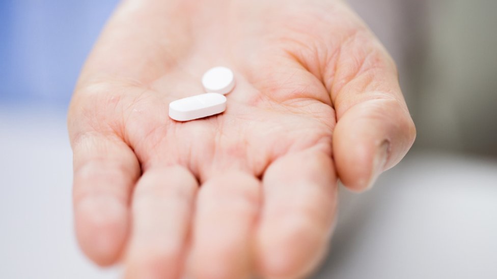 Uy qurilishi pornosi: er xotiniga musht tushiradi