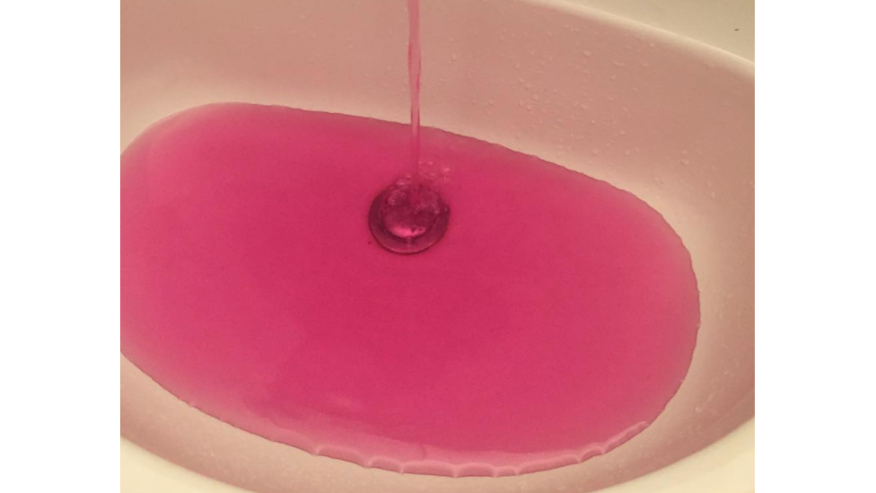 Agua fucsia en un lavabo.