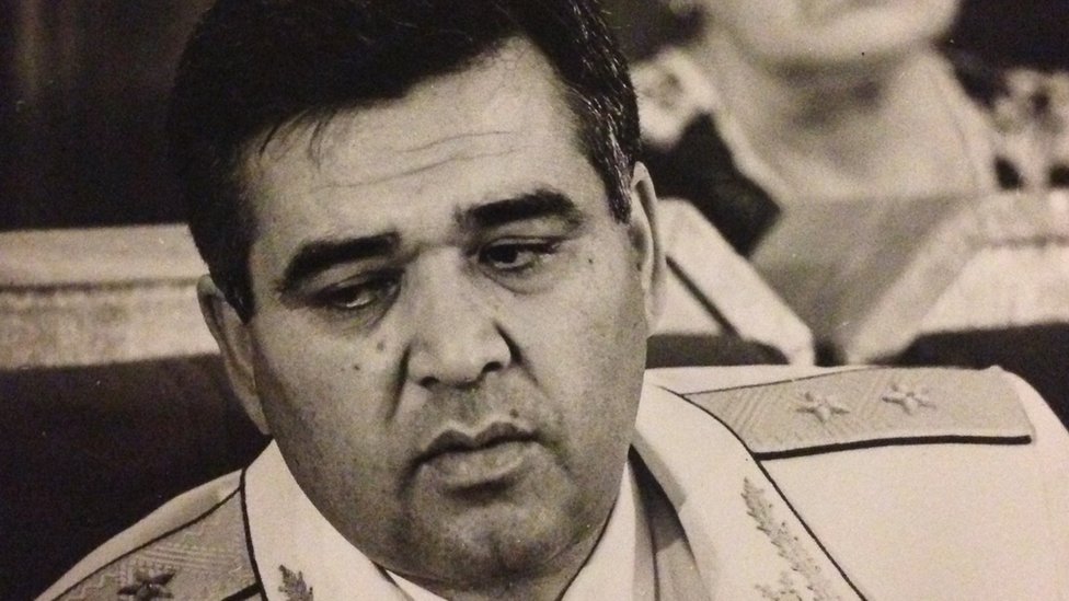 Yalangoch chiroyli erkaklar va ayollar