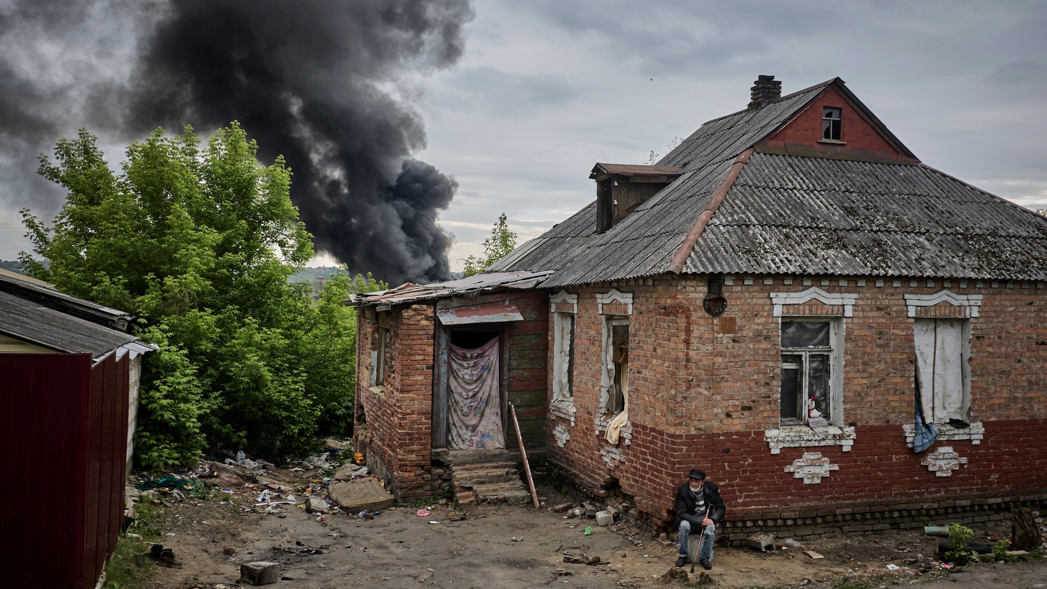 Патриотические песни, угрозы и извинения на камеру. Как война поставила на  поток унижение несогласных россиян - BBC News Русская служба