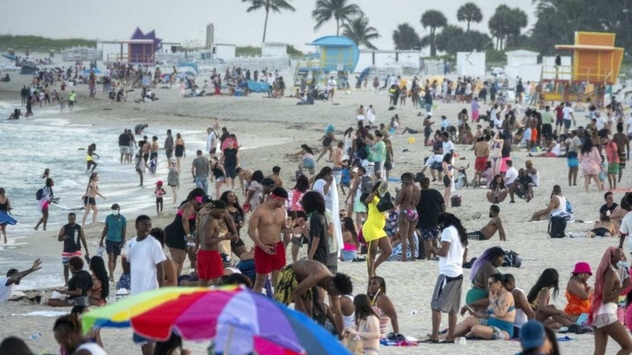 米マイアミビーチ市、春休みの学生らで路上に大群衆 夜間外出を禁止 - BBCニュース