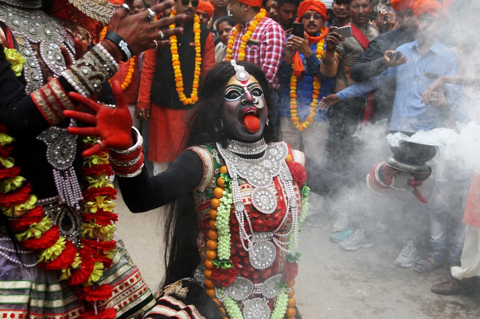 مصل يرتدي ملابس مثل الإلهة كالي في الديانة الهندوسية ويرقص خلال مهرجان ماها شيفراتري في مدينة الله آباد بالهند.