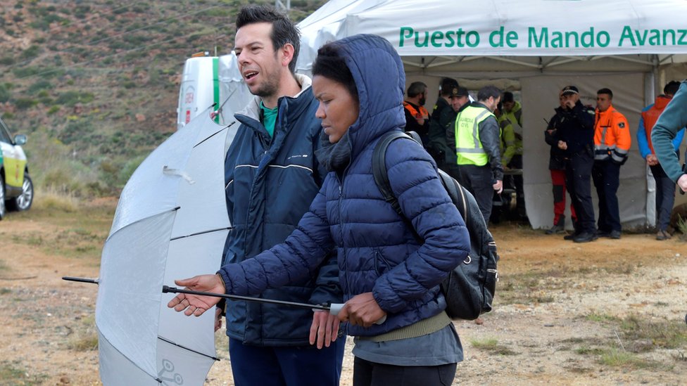 Ana Julia Quezada, junto al padre del niño.