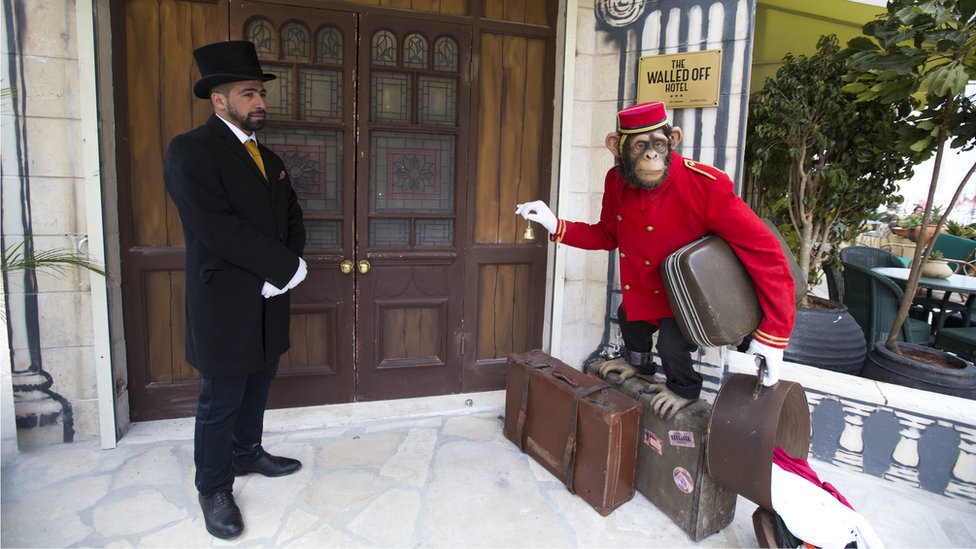La entrada al Walled Off Hotel
