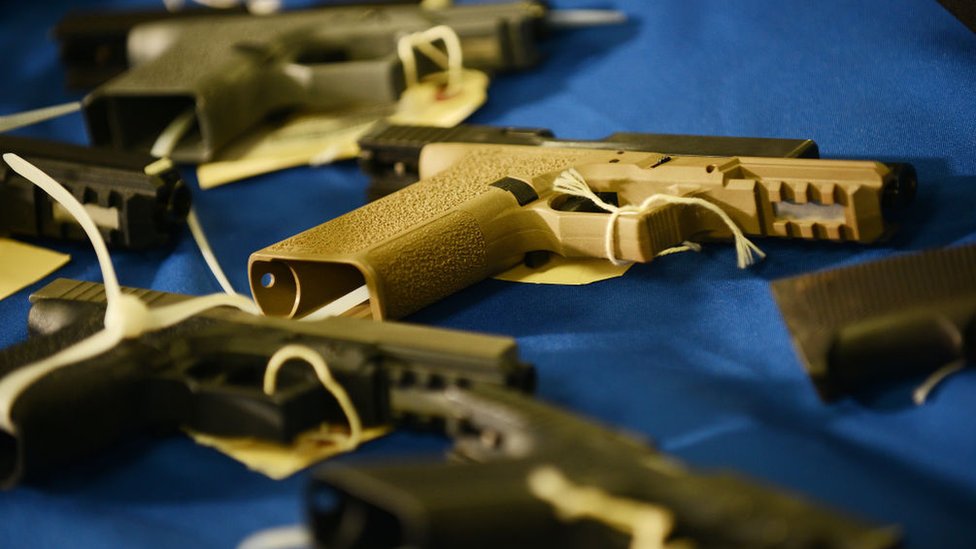 Armas em 3D: homem condenado a 8 anos de prisão por produzir fuzil em  impressora - BBC News Brasil