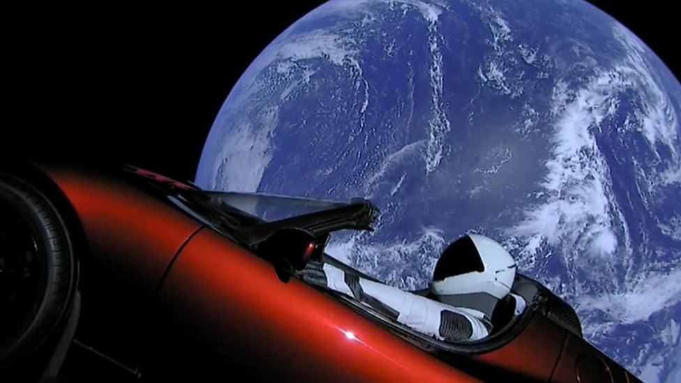 Xotinining oyogini tili bilan yuvadi