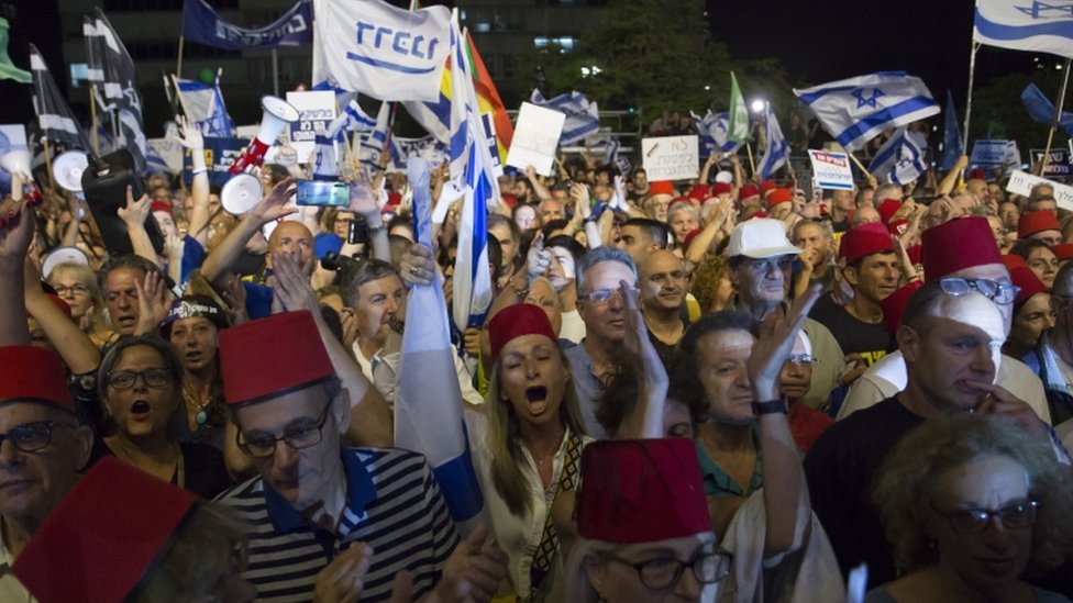 Israel protests: Thousands rally against Netanyahu immunity