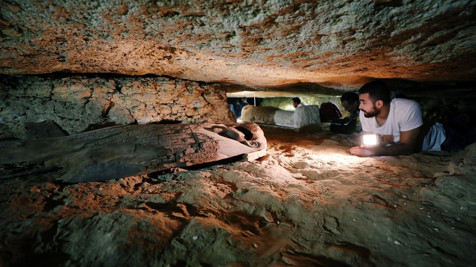 Un arqueólogo egipcio observa una tumba en Menia, Egipto.