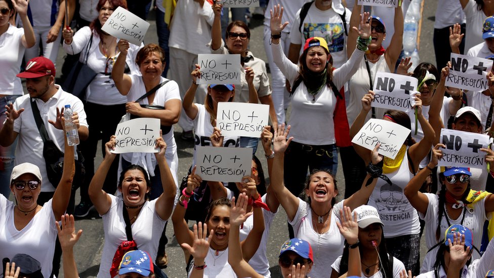 Miles De Mujeres Marchan En Venezuela En Contra De La Represión | Tele 13