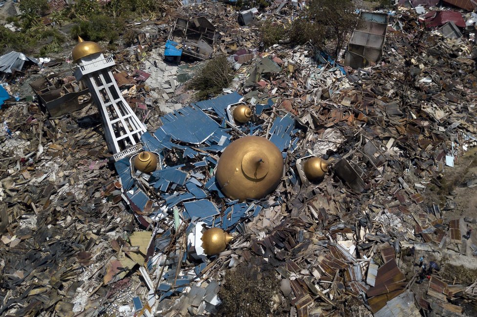 インドネシア地震、なお数十人ががれきの下に 死者800人超 - BBC
