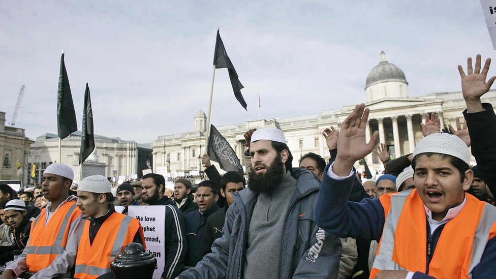 أرشيف- مظاهرة للمسلمين في لندن ضد رسوم ساخرة من النبي محمد