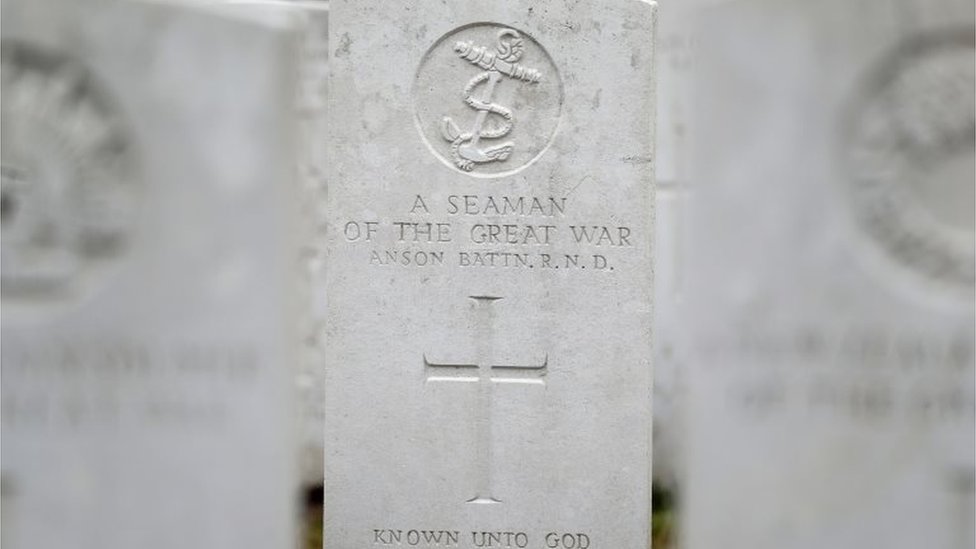 شاهد قبر أحد أفراد البحرية المجهولين في مقابر تاين كوت