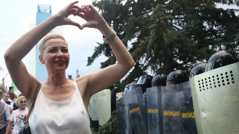   Maria Kolesnikova hace un signo de corazón con las manos frente a un grupo de policías antidisturbios en Minsk 