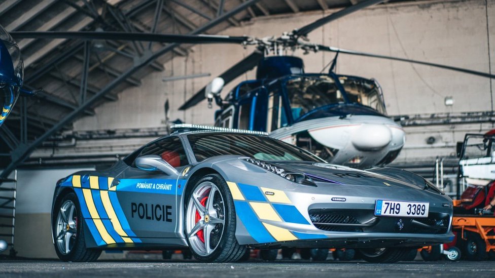 Ferrari 458 Italia apreendida vira carro de polícia na Tchéquia