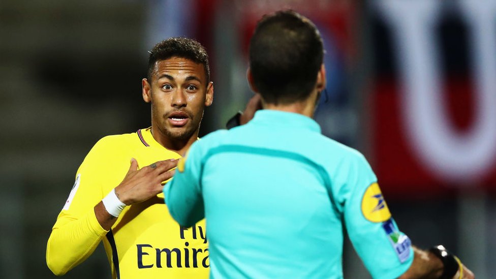 Duas Equipes De Futebol Profissional Saindo Do Campo Após O Jogo