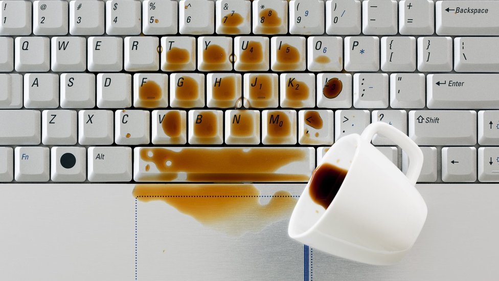 Cómo limpiar un teclado - Descubre estos trucos para lavar tu ordenador y  dejarlo como nuevo