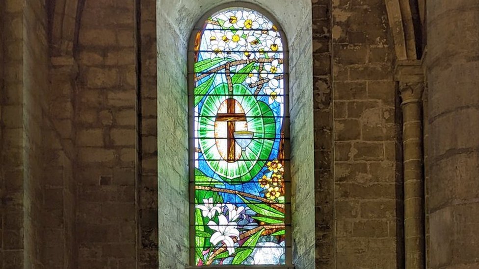 Selby Abbey gets first new stained glass window in 90 years - BBC News