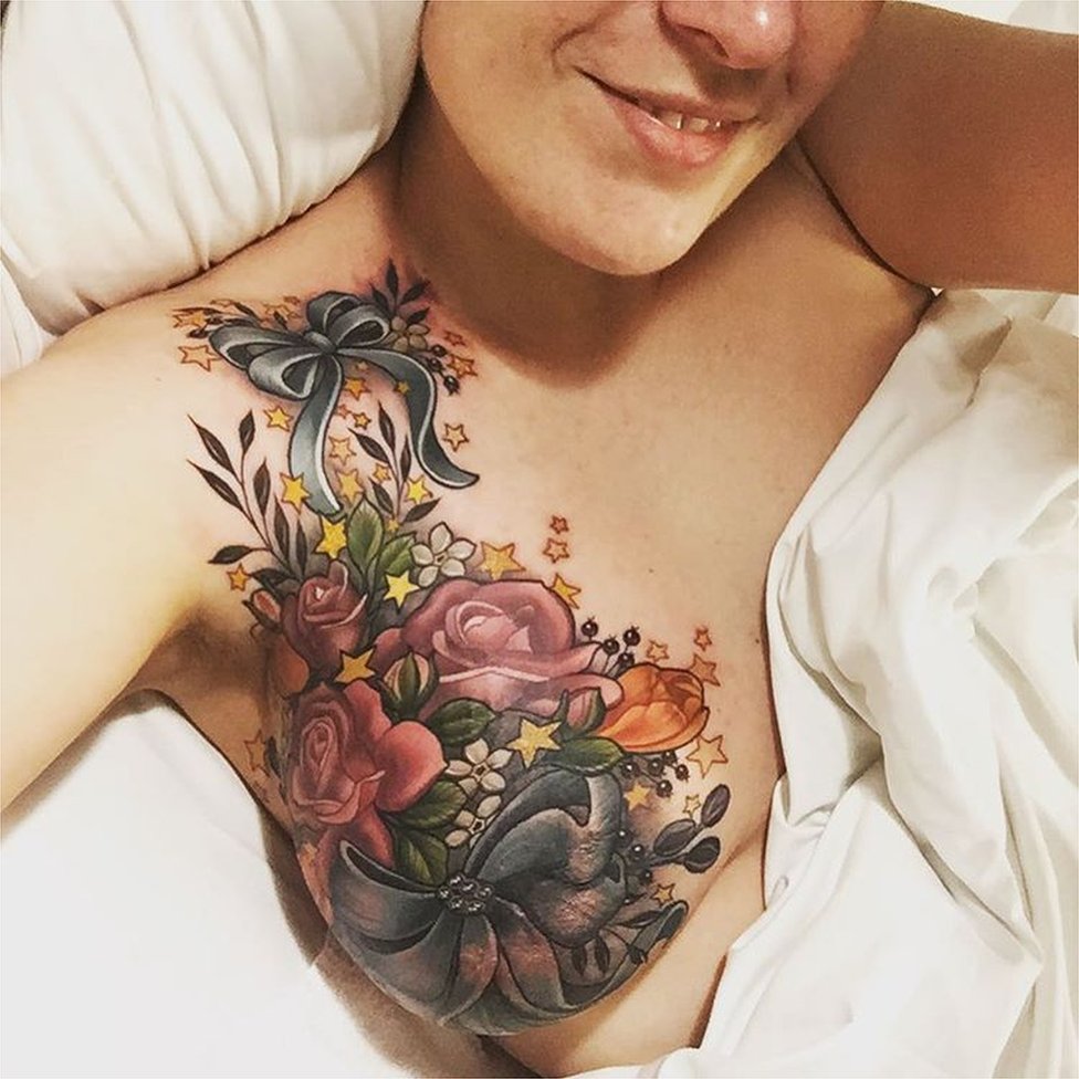 El tatuaje de una mujer con cáncer de mama que se volvió viral en internet  - BBC News Mundo