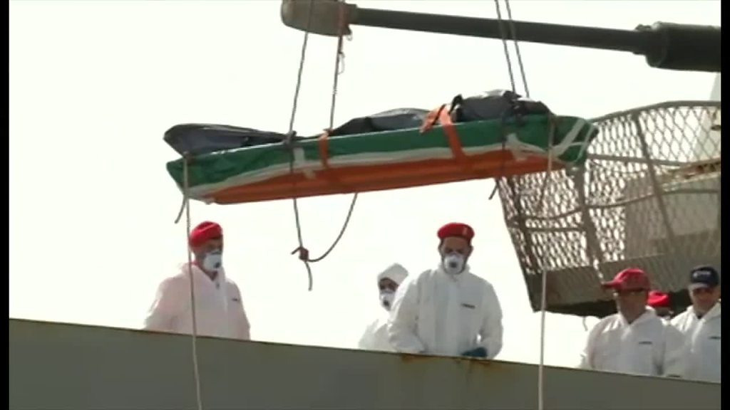 移民危機】地中海でボート遭難相次ぐ 遺体もイタリア上陸 - BBC