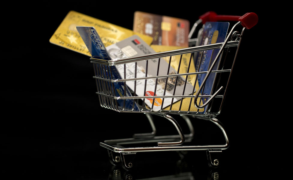 Los expertos coinciden en que cada vez usamos menos dinero en efectivo y más tarjetas para comprar.