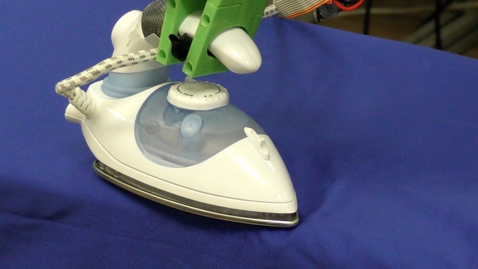Ironing robot tackles creased clothes