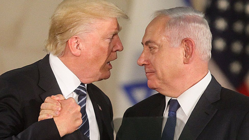 دونالد ترامب (يسار)، وبنيامين نتانياهو (يمين)